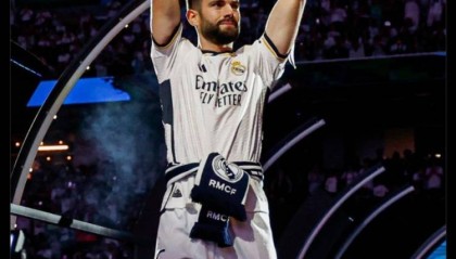 随队夺得26冠！纳乔社媒晒高举欧冠照，为老东家皇马庆生